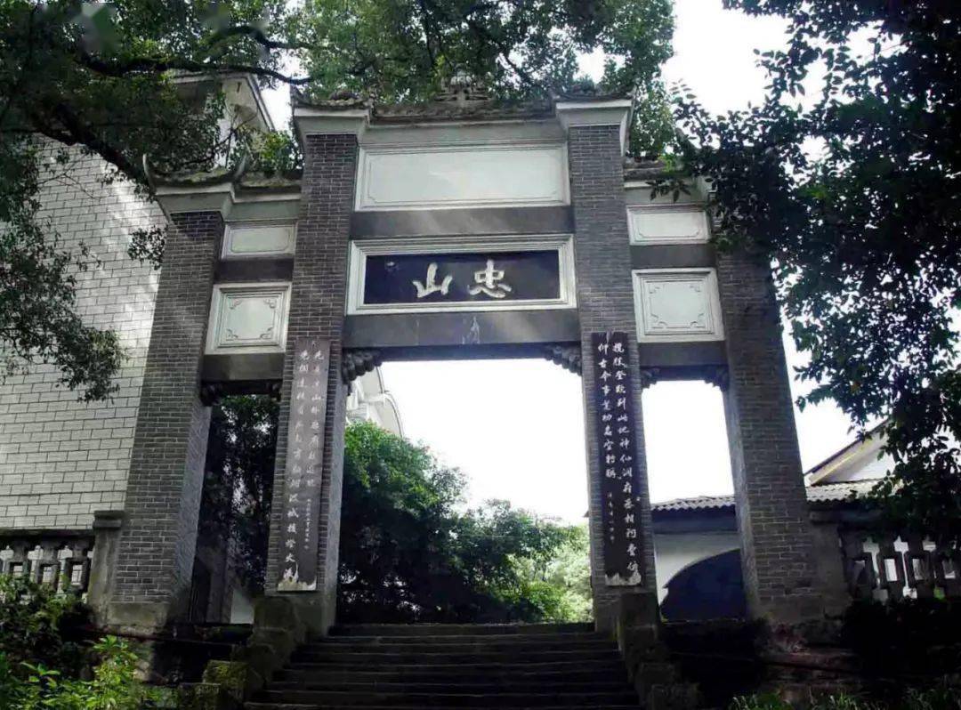 忠山老牌坊(董代富 摄,杨光英 供图)2001年建的