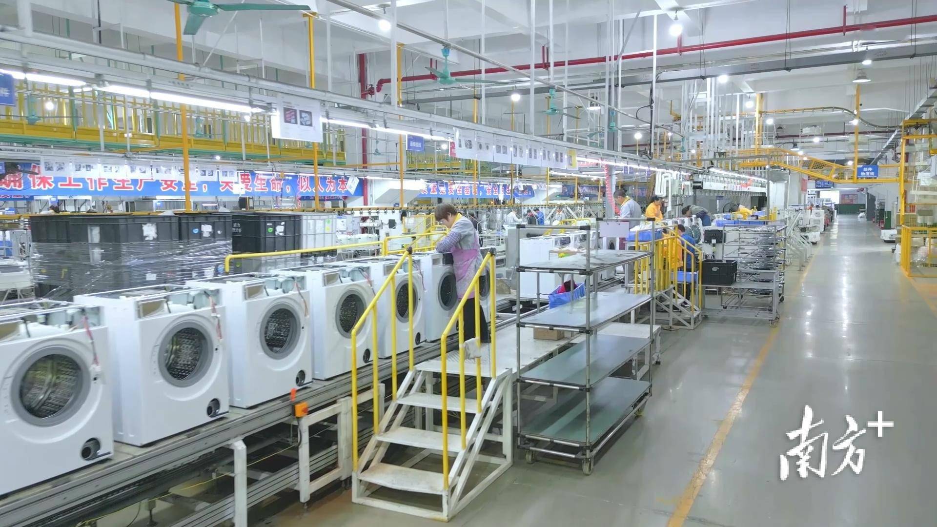 威力的自动化流水线车间.