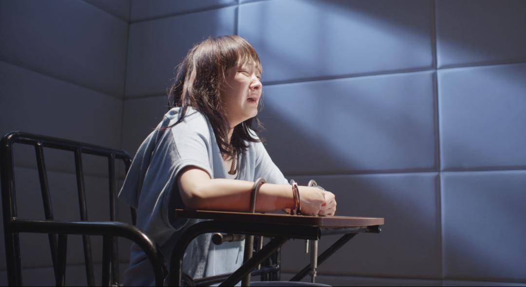 监狱里戴罪生子的残疾女人_郑莲_妇女_社区