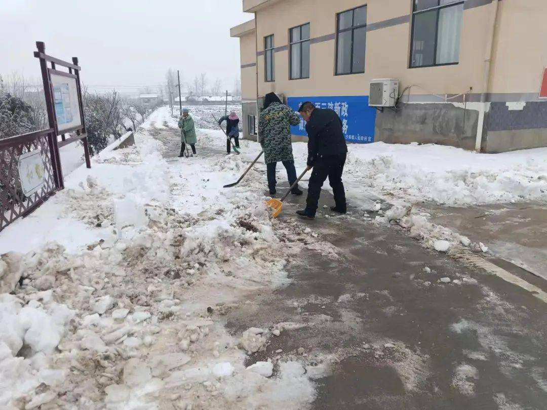 普济镇郝穴镇组织机关干部,镇城管队员开展铲雪除冰行动.