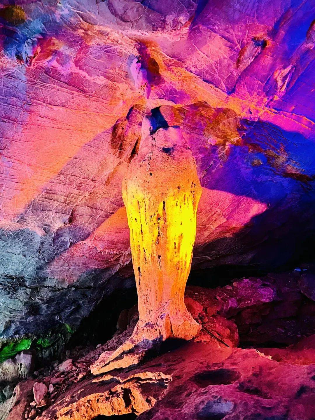 玻璃桥上面看过去宛如天上鹊桥般神秘莫测落差较高的高空玻璃桥悬空高