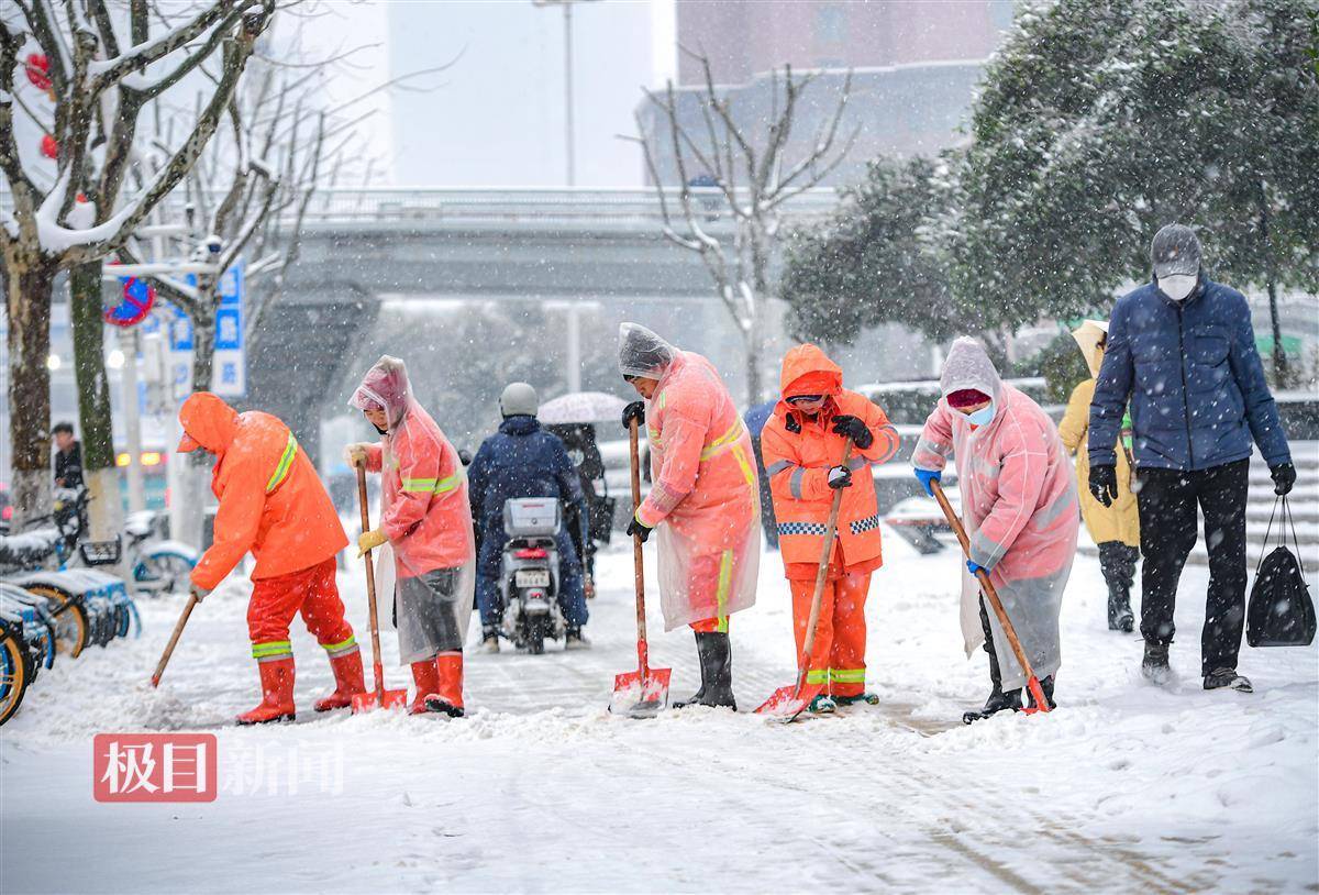 环卫工人除雪美篇图片