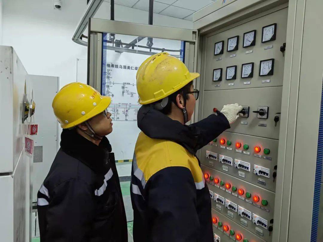 格尔木检修车间开展节前设备巡检