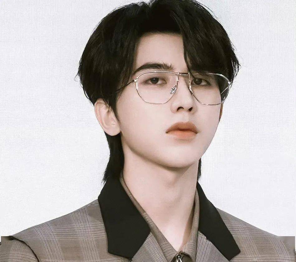 蔡徐坤成功复出?金晨胡夏在一起了?白敬亭利用宋轶洗白?