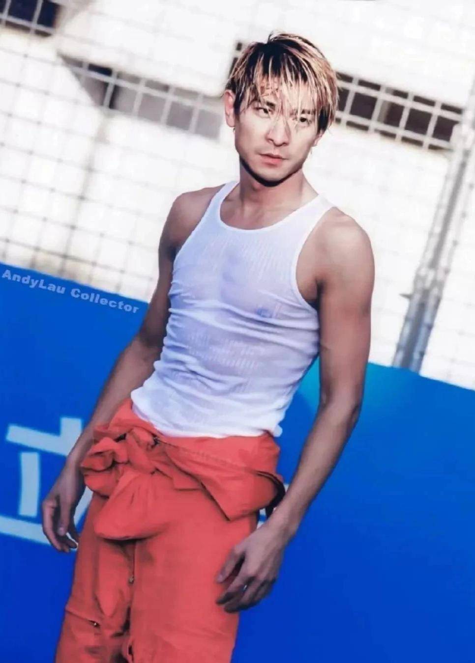 刘德华年轻时打扮像戳爷那个年代的港星好前卫