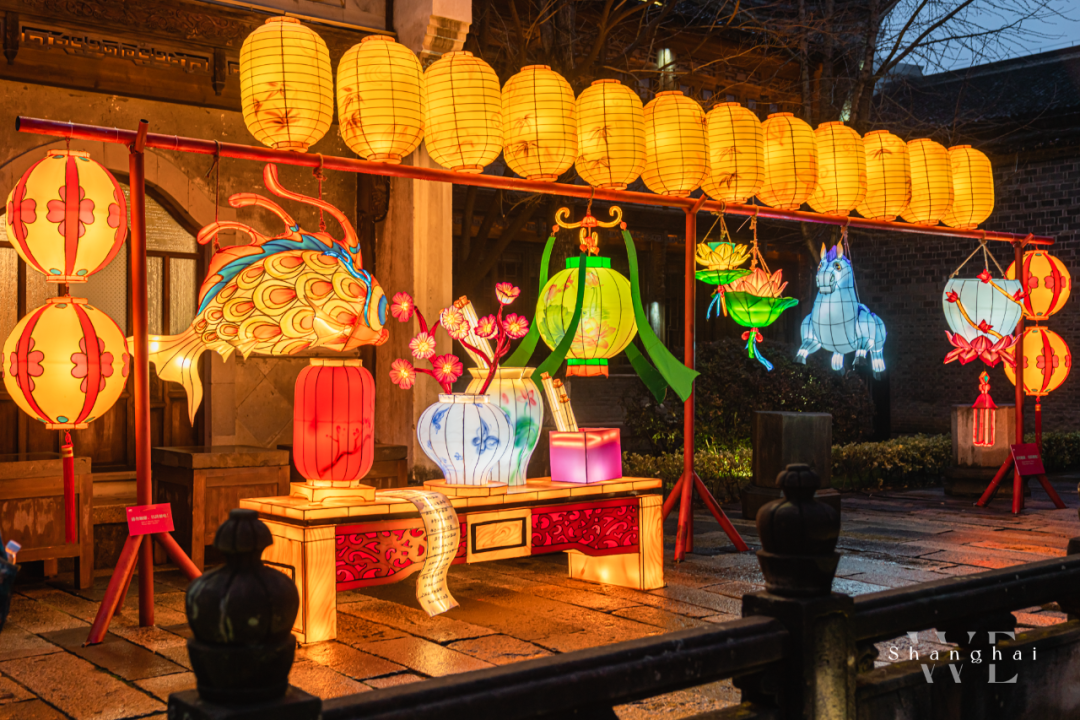 组合的10个大型灯组40余种不同花灯连接,组成乌镇夜空璀璨闪耀的盛景