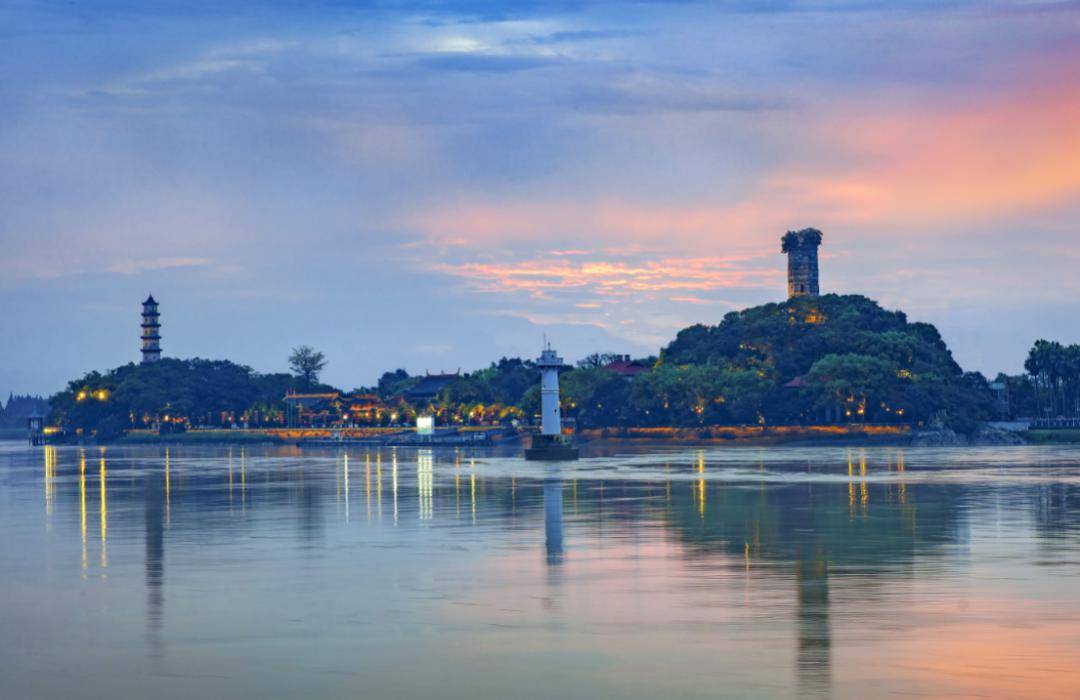 江心屿最声名在外的景点就是"双塔一寺",无论时间安排紧凑与否,如果你