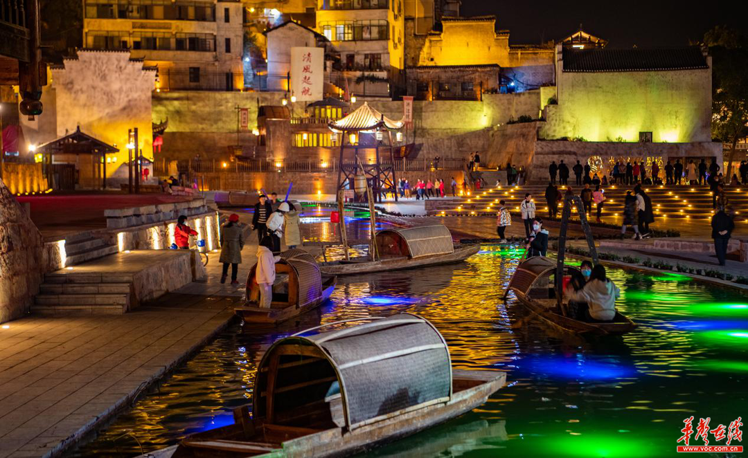 田文国 摄)二酉山景区2月11日至2月16日,每天进入二酉山景区的前200名