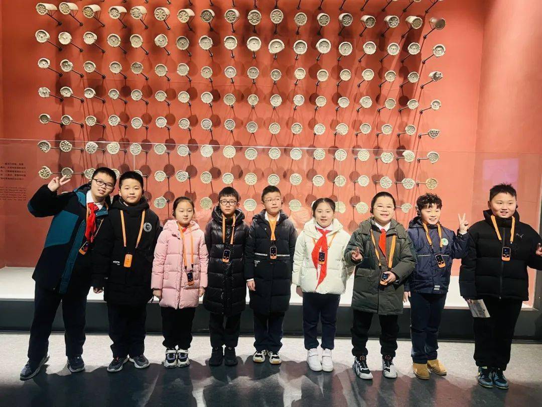 在讲到瓦当时,王老师说,人面纹瓦当在南京市大行宫工地出土.