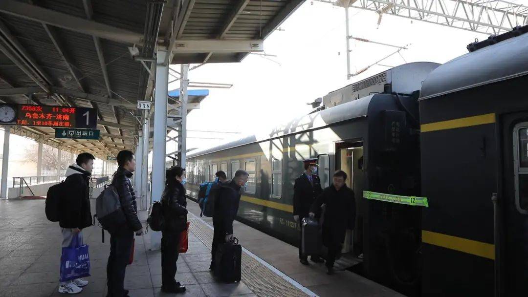 【新春走基层】探访金昌火车站里"回家的礼物"_家人