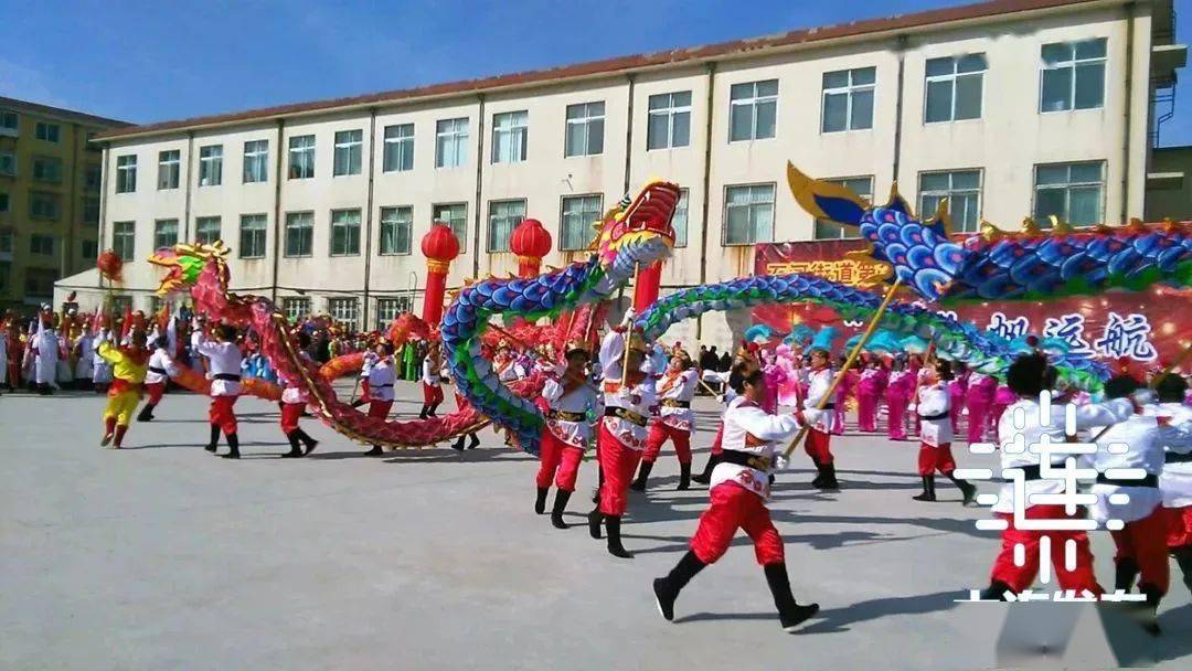 恰逢龙年,商场特别邀请了具有百年历史的金州龙舞表演队,为大连市民