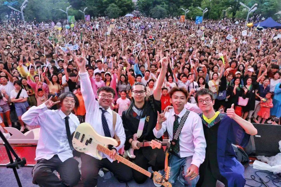 哪些笑脸感动了你?_王凤竹_学子_毕业