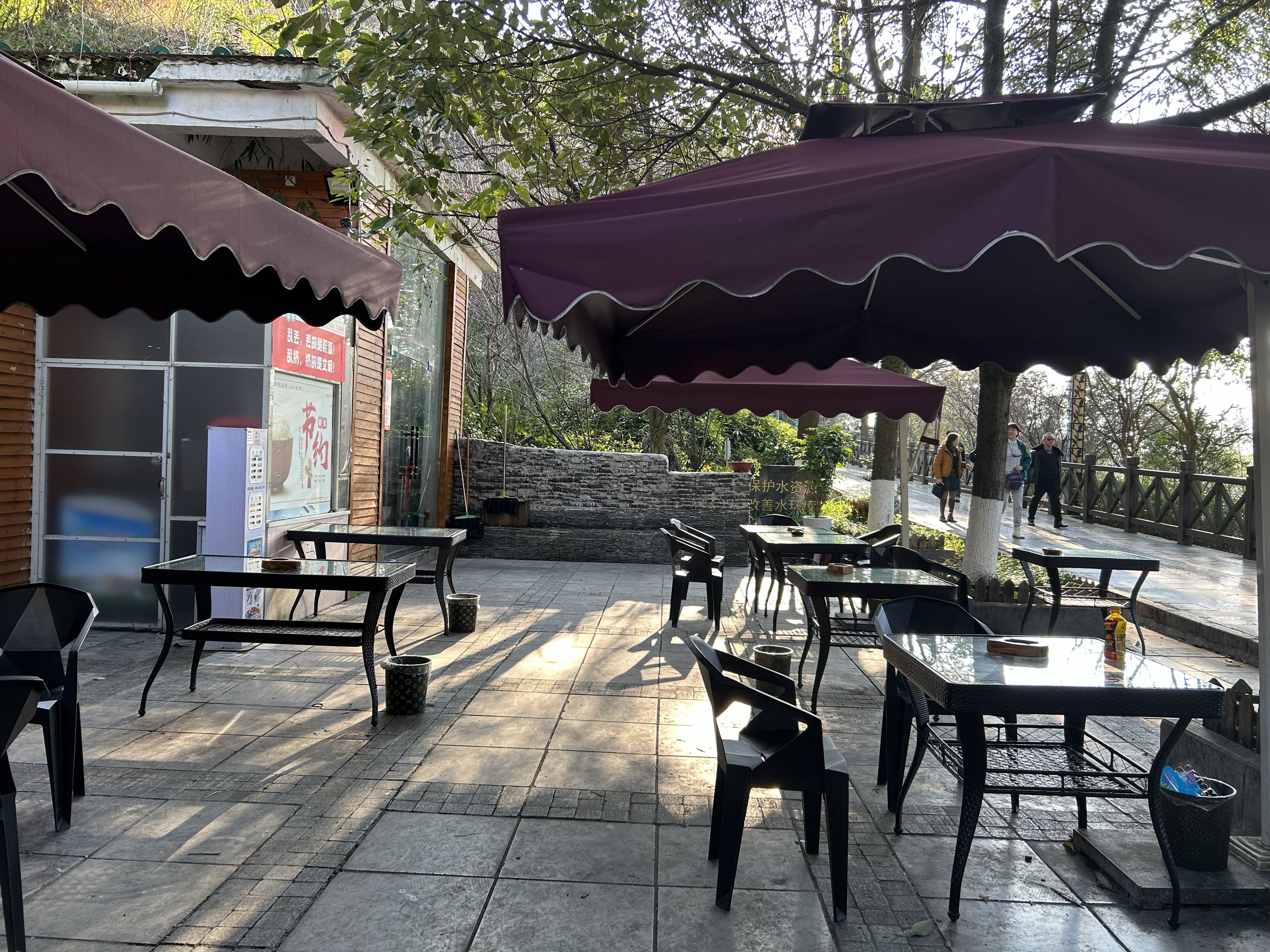 便民,利民的栖息地:安顺虹山湖景区九孔桥便民驿站_客人_茶水_游客