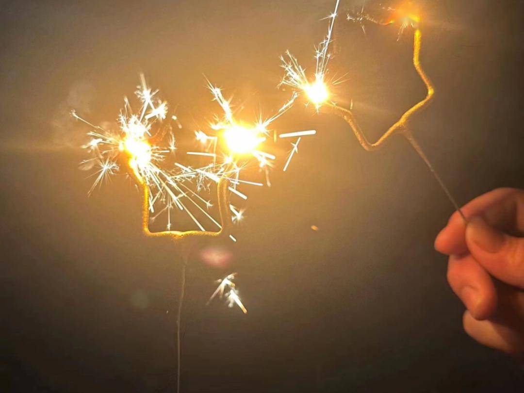 火药味但一支仙女棒似乎更能"出片"虽比传统烟花少了一份刺激part2