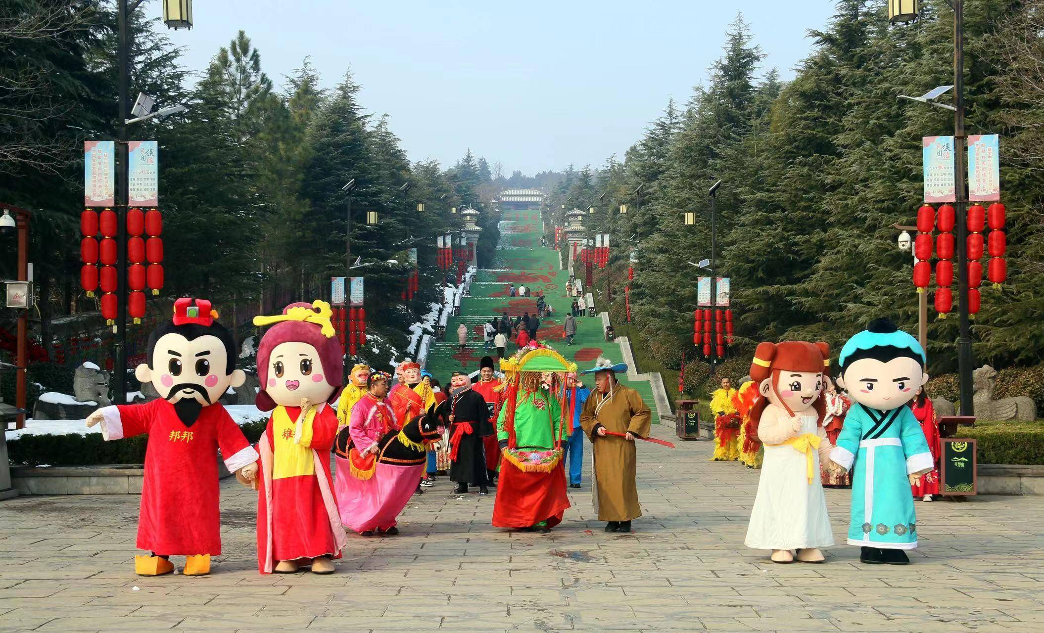 2月8日上午,芒砀山旅游区汉梁王陵景区汉博苑广场上,挂上红灯笼,系上