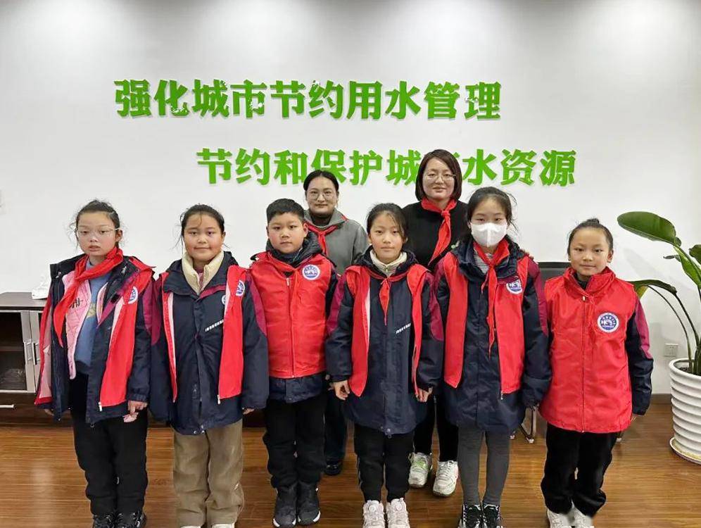 泼墨挥毫传递新春祝福无锡市胡埭中心小学开展主题为"金龙送福红联