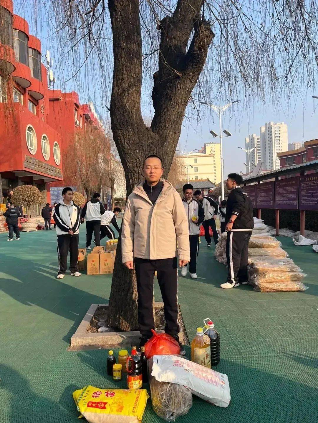 晋中市太谷区启航学校:领福利 过大年 启航教师笑盈盈!