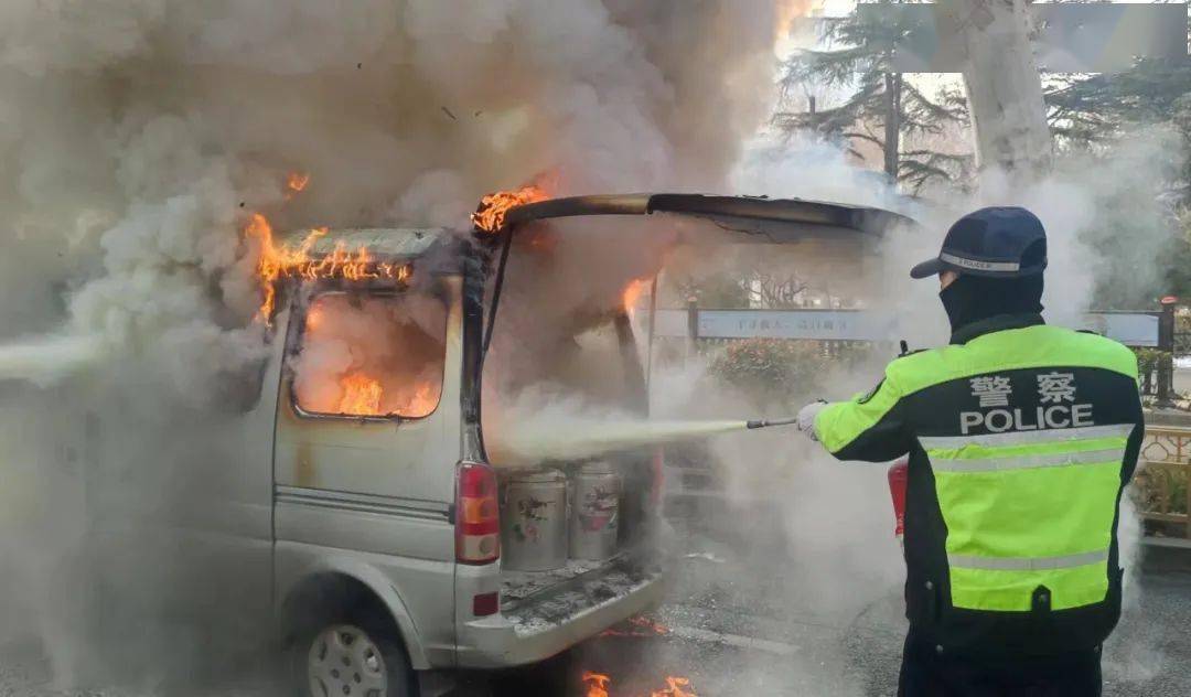 昨日,张店街头一面包车突发自燃!