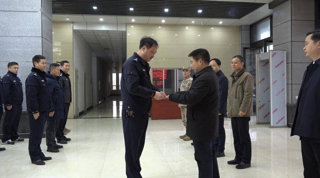 2月8日,县委书记唐德荣,县委副书记,县长何德波等县"四大家"领导带着