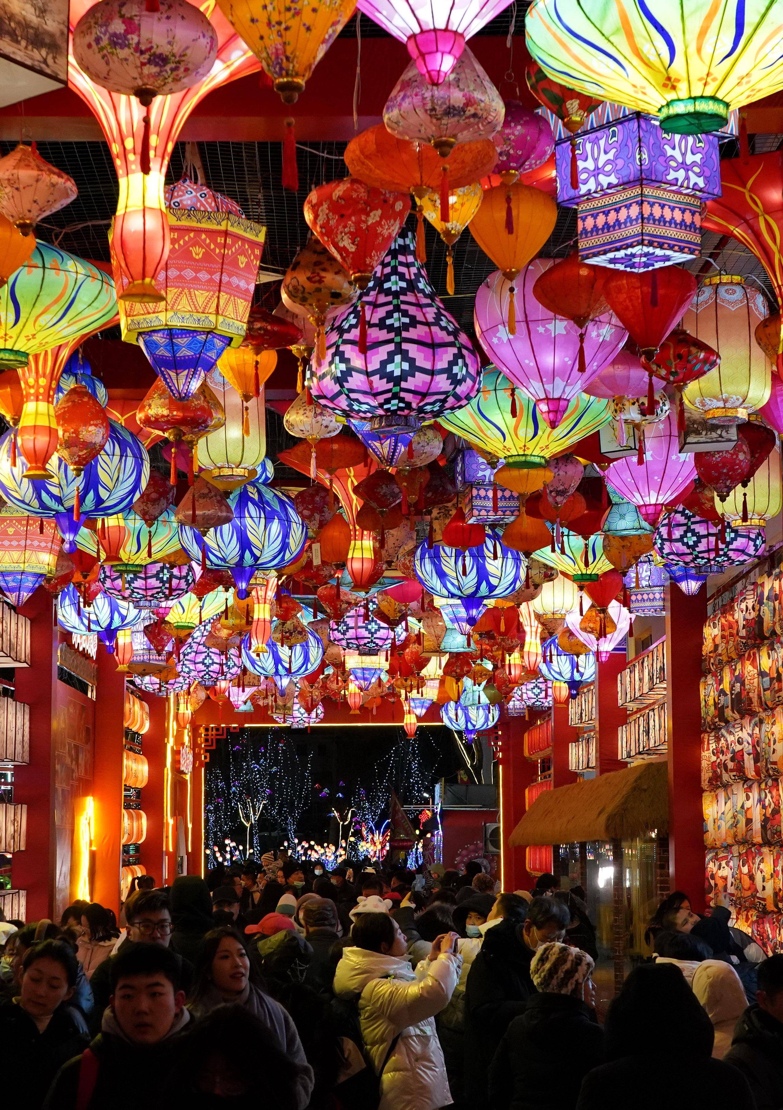 2月7日,人们在河北省秦皇岛市北戴河区第十届新春灯会上赏灯