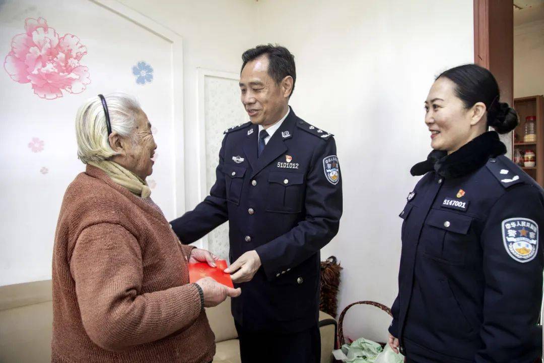 省监狱管理局领导班子成员开展新春走访慰问_老同志_工作_问候