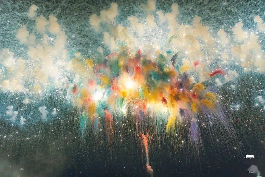 著名艺术家蔡国强在泉州湾畔的海天之间,实现的一场无人机烟花表演