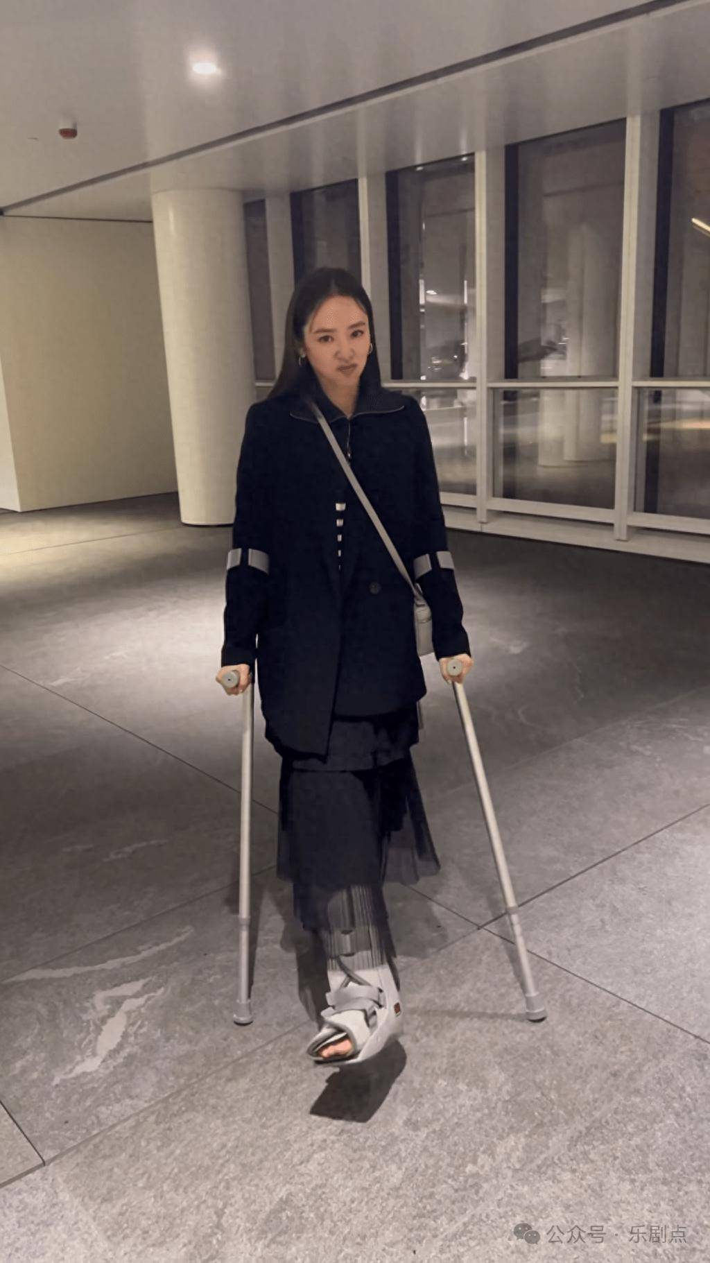 42岁tvb女星突扭伤要拄拐!脚红肿得像猪蹄,靠3岁女儿的代步车移动