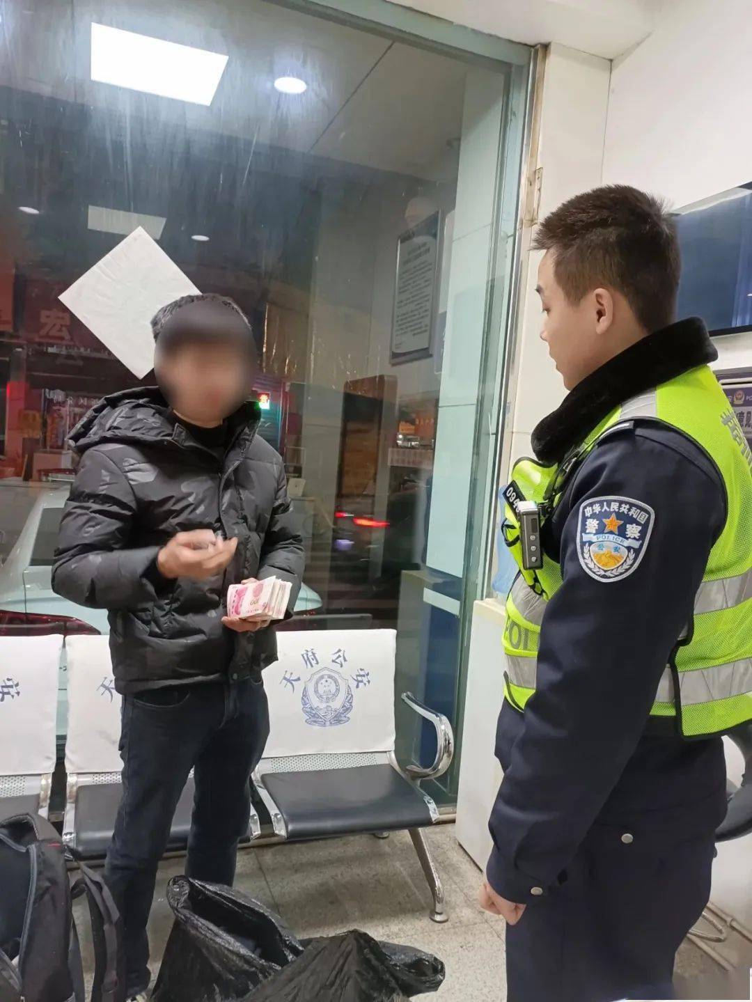 平凡之善| 翻了一路垃圾桶,三万元现金悉数找回__中共