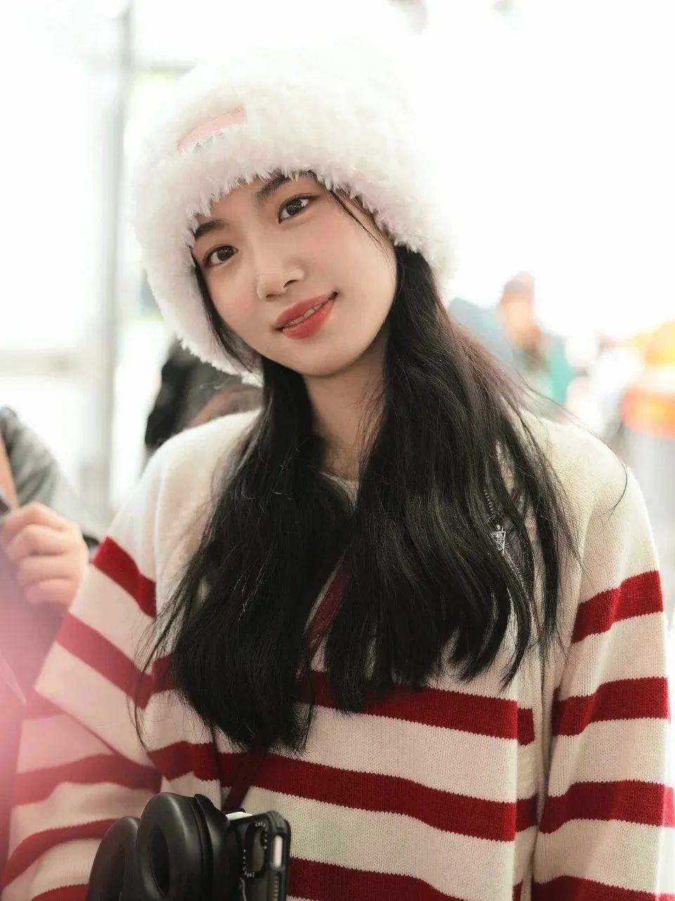 卢昱晓周也沈月程潇赵今麦也可以是"辣味"甜妹,露脐针织搭配马蹄牛仔