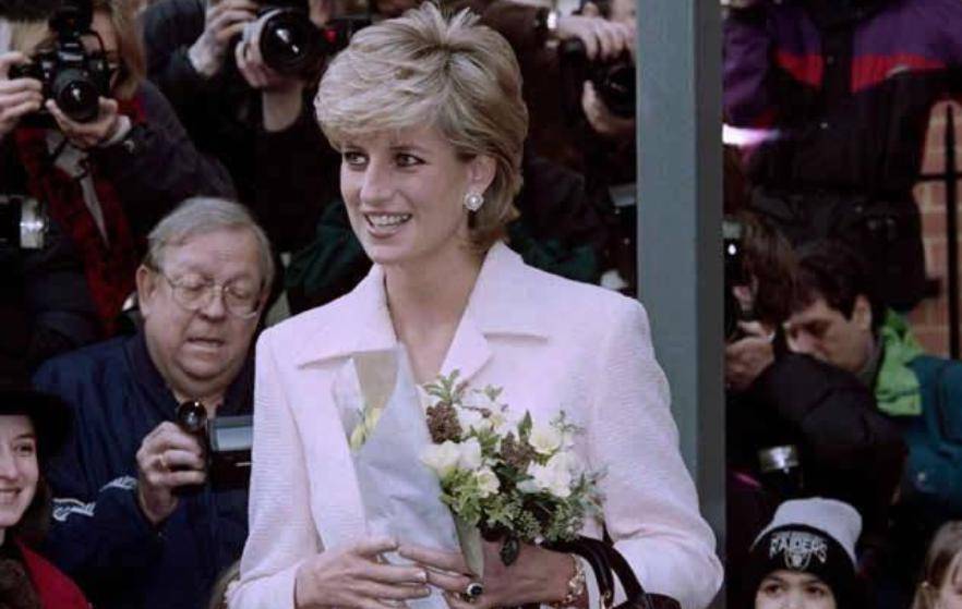 1996年戴安娜离婚后,特朗普疯狂追求,每天空运鲜花送到肯辛顿宫