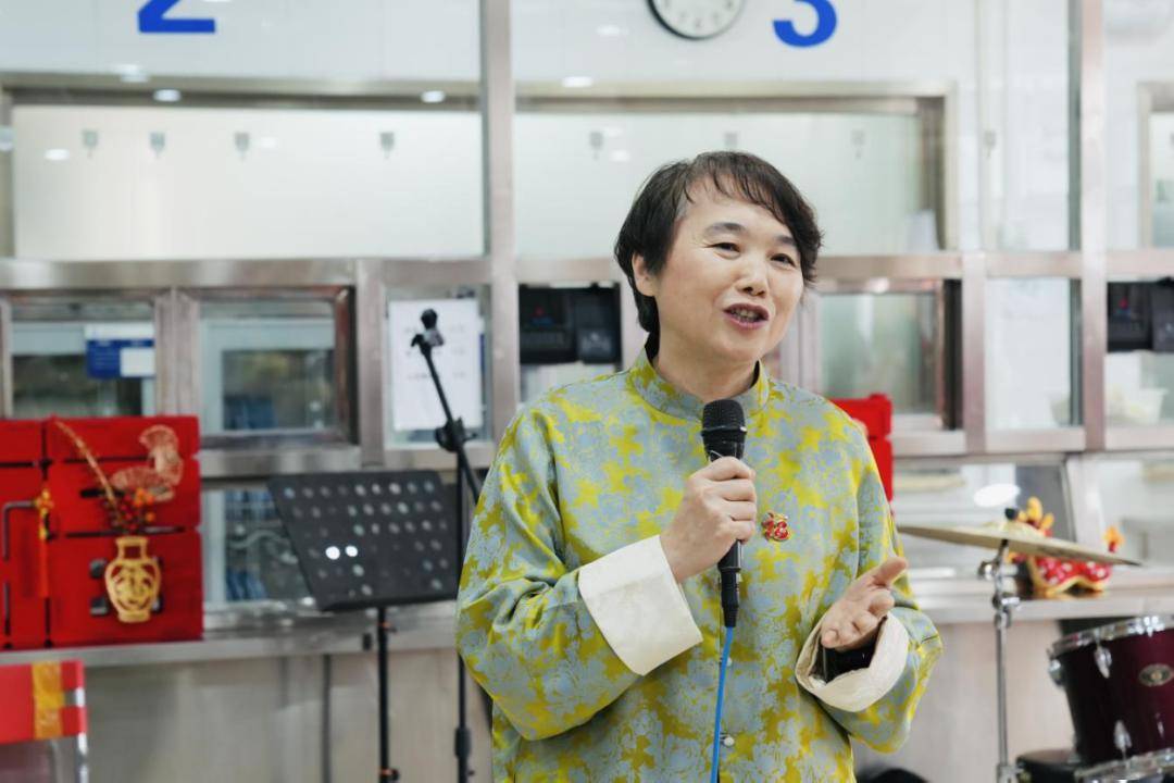 马路致辞联欢会上,国际学院院长马路代表学校,向留校欢聚的中外学生