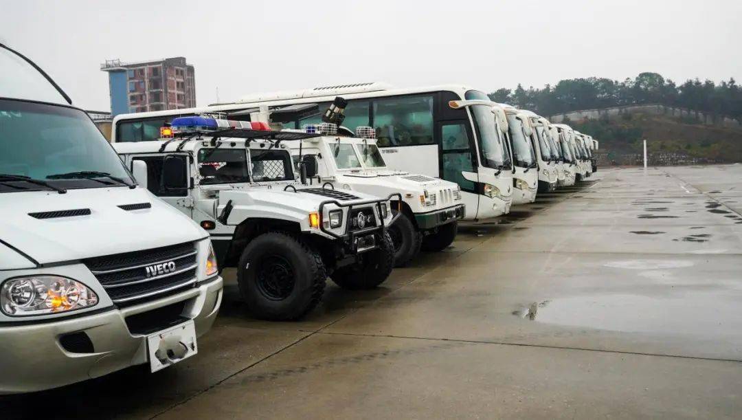 "嘟嘟嘟……"一阵急促的紧急集合号声划破宁静,武警湖南总队某部全体