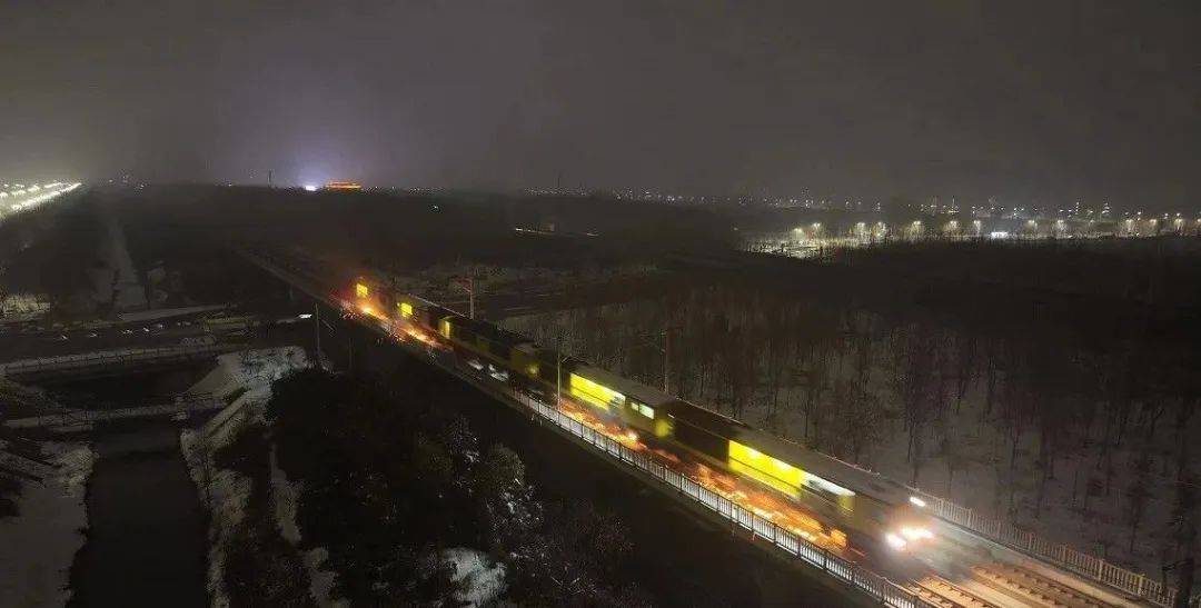 按照计划,当晚,施工人员将连续工作四个半小时,完成京广高铁鹤壁东站