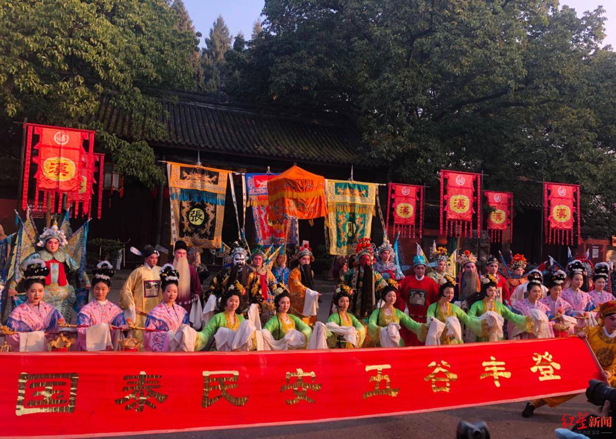 在这里,他们献上三牲九礼,洒下酒水,吟诵祭词,虔诚祈求先贤们保佑蜀