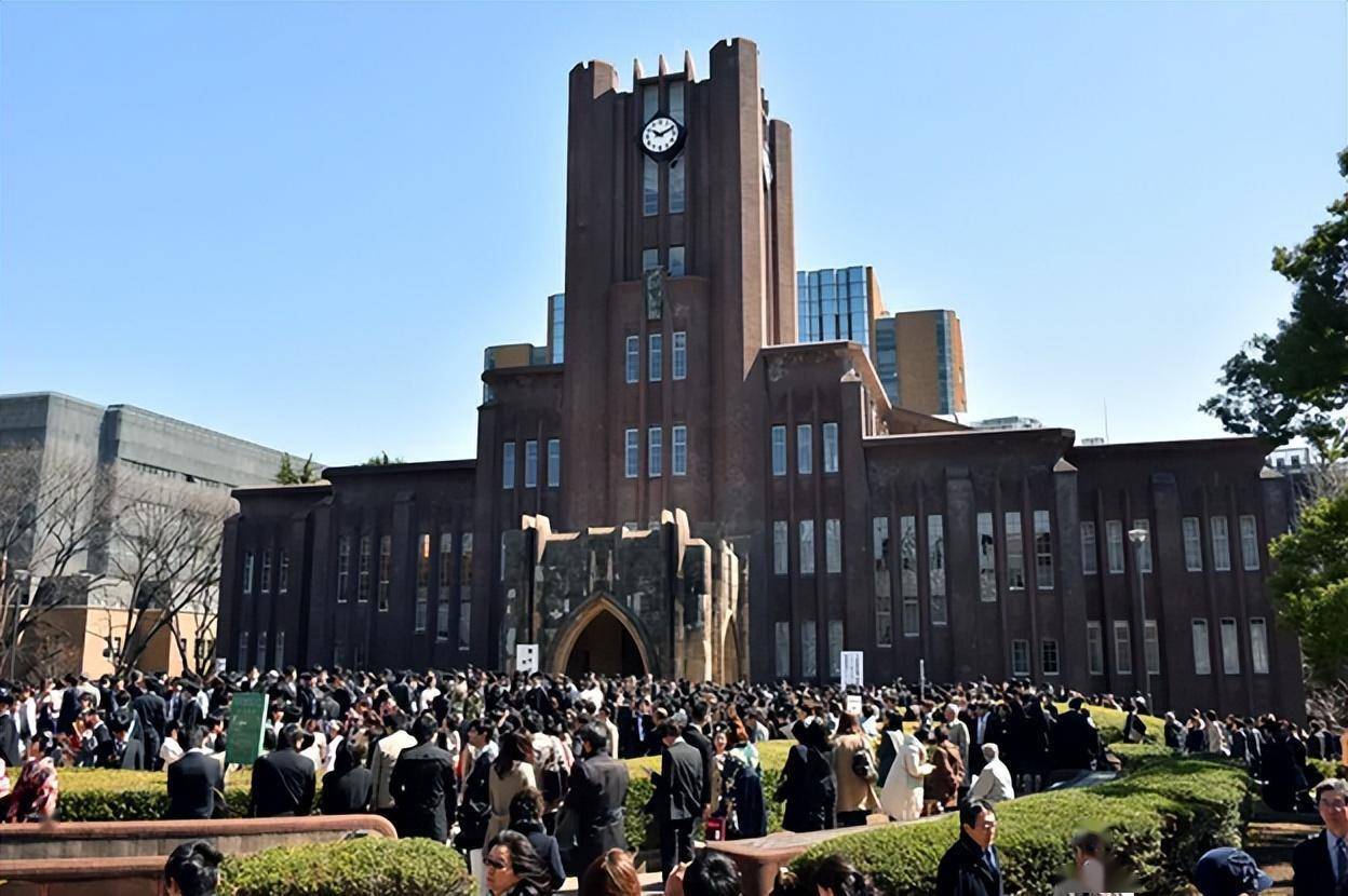 东京大学另外两所人们耳熟能详的大学——早稻田大学和庆应义塾大学