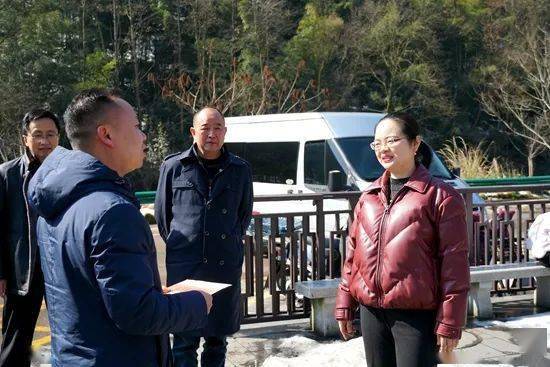 大年初一 吴俞萍带队走访慰问春节坚守岗位的一线干部