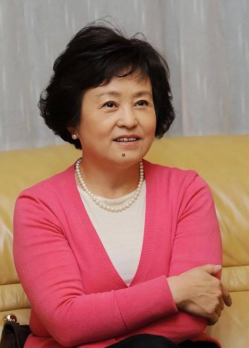 她是国家一级演员,会31种语言,晚年儿子成为她的骄傲_朱明瑛_王明琦