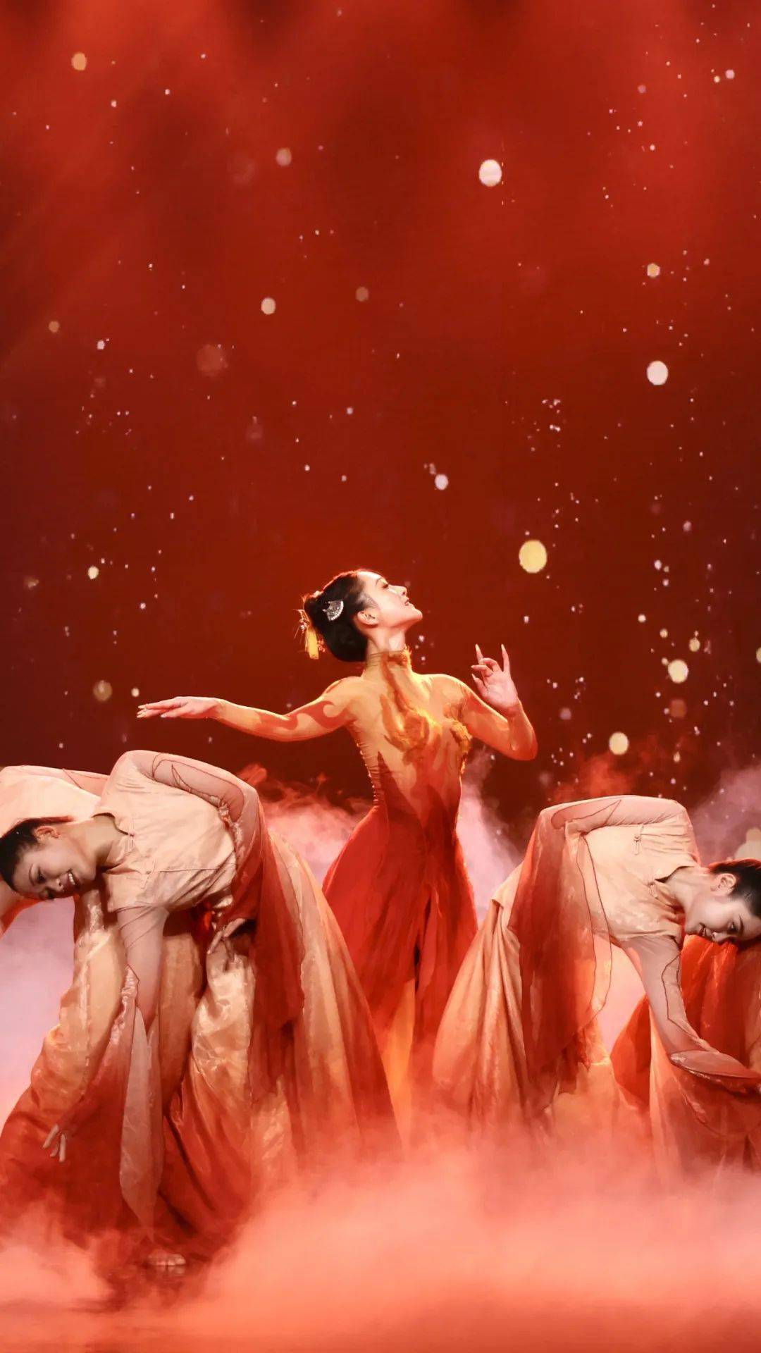 《盛世芳华》剧照此外,在舞蹈《盛世芳华》中,师承杨丽萍的舞者杨舞以