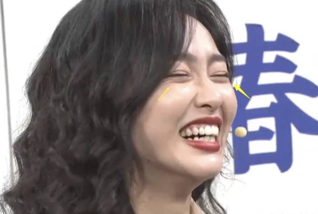 作为团队中的大姐大,刘涛在高清镜头下也难以掩饰岁月的痕迹.