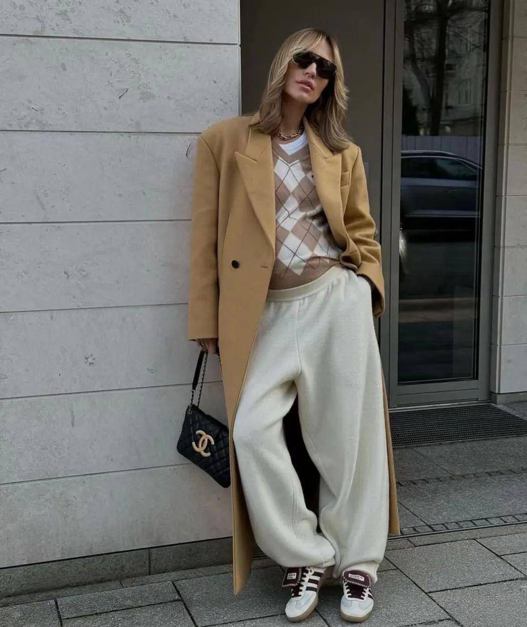 喜庆的日子怎么能少得了一顶彩色的帽子,简单的单品可以轻松为整体