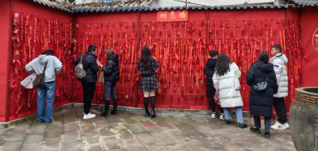 "龙隐九市"糖葫芦铺子"龙隐九市"花灯铺子"龙隐"即取意磁器口的古称