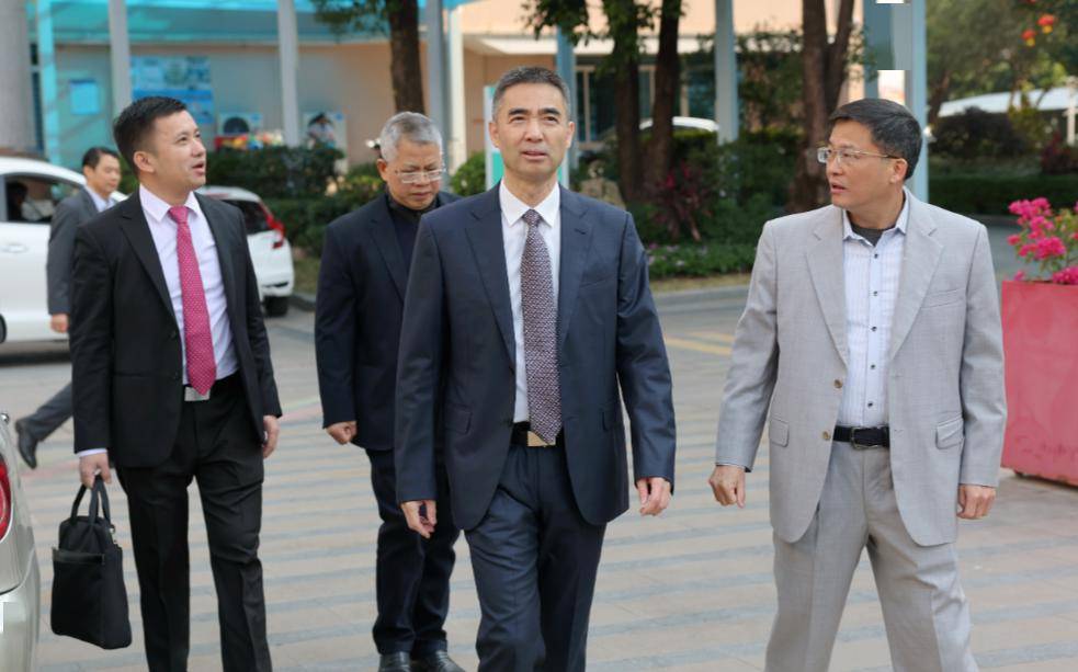 今天上午,厚街镇党委书记谢卫东率队慰问一线值班值守工作人员,向他们