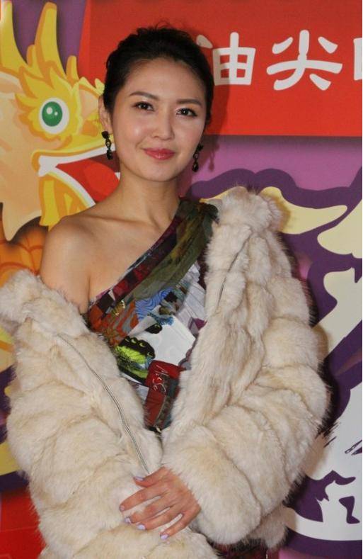 至于另一球星罗纳尔多就拍片用普通话向球迷拜年,陈庭欣笑称c罗相对