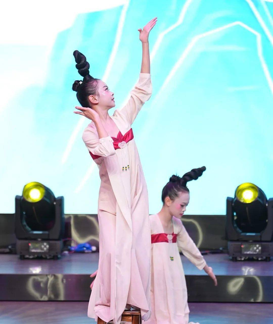 (选送机构:舞佳舞艺艺术培训中心)《宫》08广袤的大草原上,翩翩起舞的