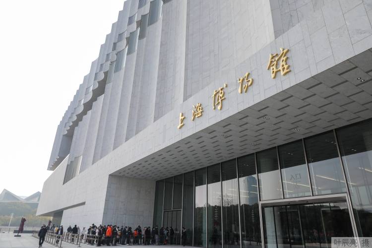 "早上8点45分,家住虹口区的何先生,在位于浦东新区的上海博物馆东馆