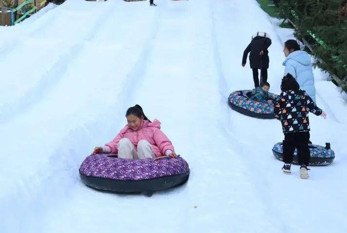活动内容:1,微滑雪和堆雪人比赛;2,打卡《极限挑战宝藏行》拍摄地,吃