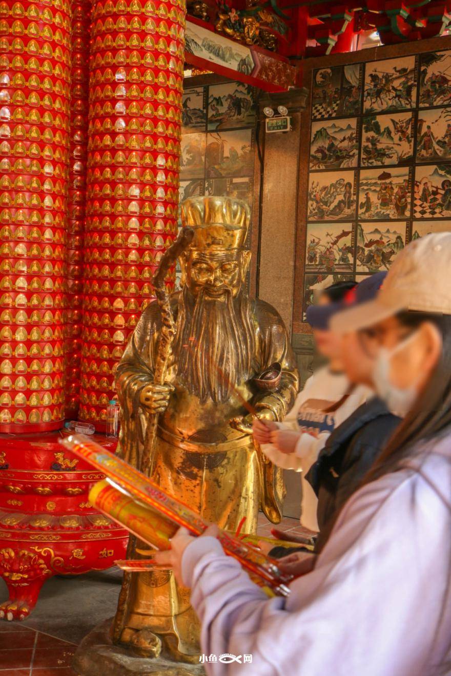 廈門這些地方,再次人從眾!有人仰頭?有人叩首跪拜,是