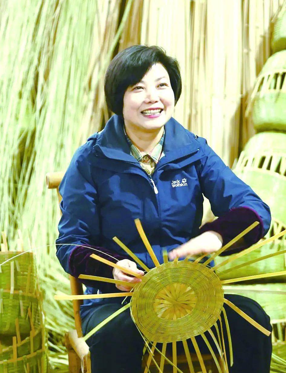 "非遗传承人,竹编工艺师邹红提起竹编,有说不完的话.竹编,烙