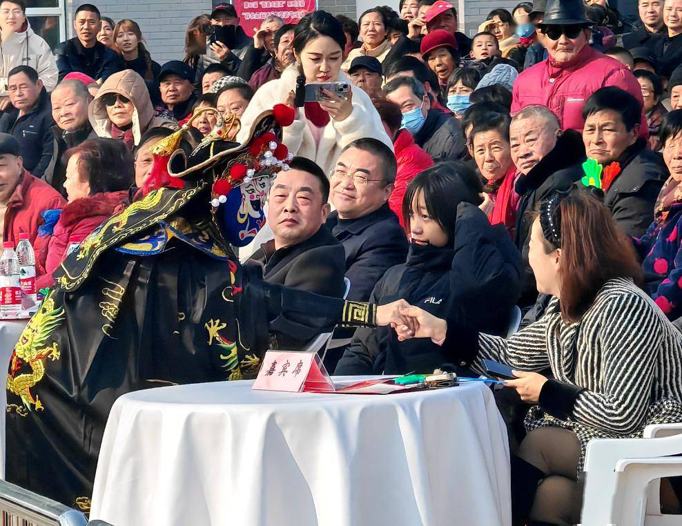 形式多样的节目共度龙年新春现场通过歌曲,舞蹈,杂技,相声等在唐闸