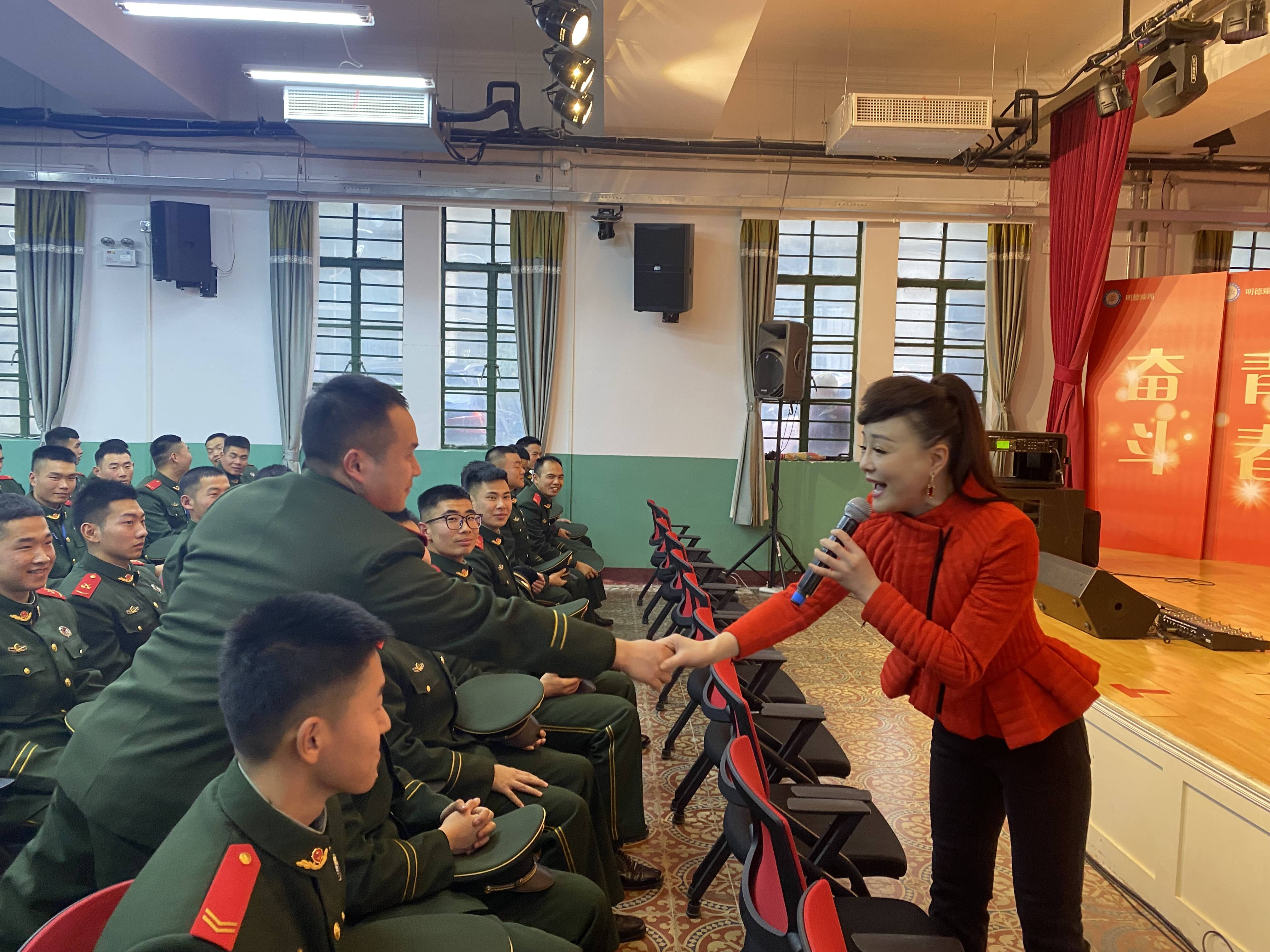 一曲《孤勇者》拉开了音乐会的序幕,上海轻音乐团吉他演奏员吴亮用